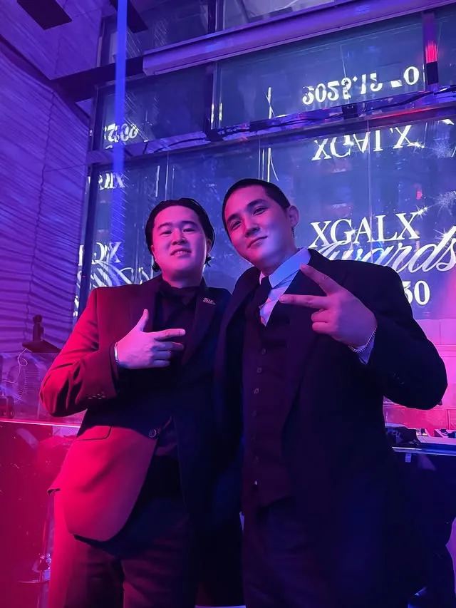 Chancellor（左）和SIMON一同打造XG的歌曲。翻攝chancellorofficial IG