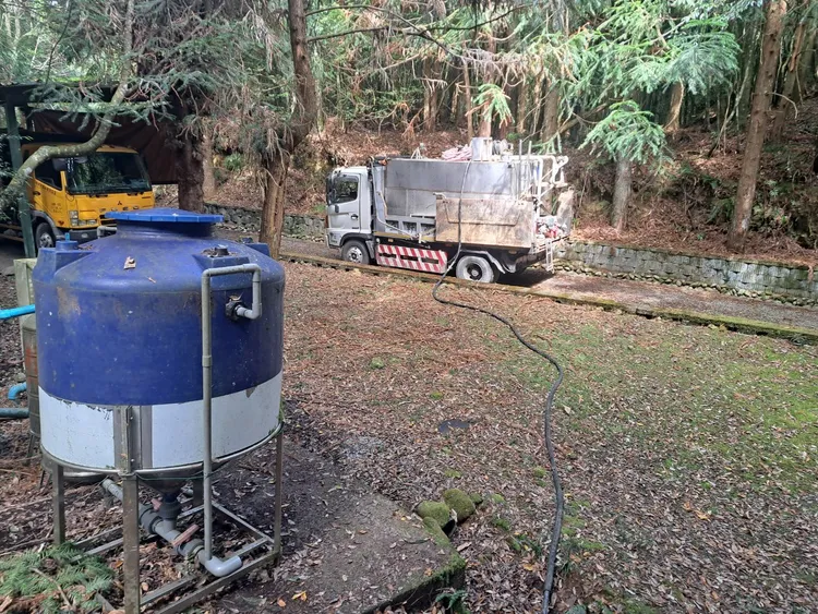 雪見遊客中心已租用運水車載水上山補足基本用水，但供應仍顯吃緊。雪管處提供