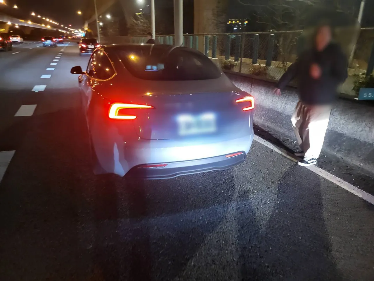 與機車擦撞的小客車。國道警方提供