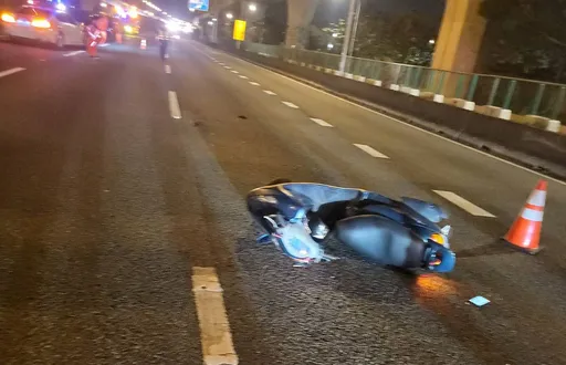 機車誤闖國道！4小客車閃避不及撞倒地　騎士送醫保住一命