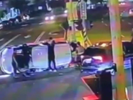 南投休旅車側翻1家3口受困　熱心民眾「車窗救童」畫面曝光