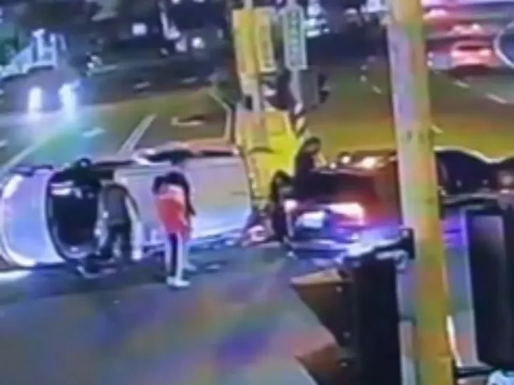 熱心民眾抱著先脫困的幼童，再協助夫妻從尾門爬出。民眾提供