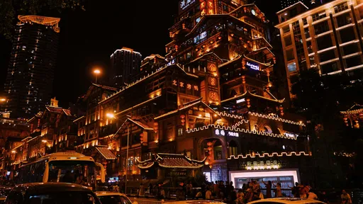 重慶旅遊「天降大便」砸頭淋全身　受害女遊客直接臭吐了