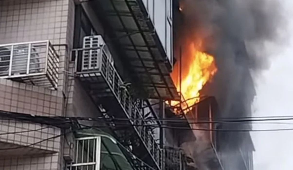 北市信義區公寓清晨惡火黑煙竄天 男女住戶1嗆傷1命危送醫