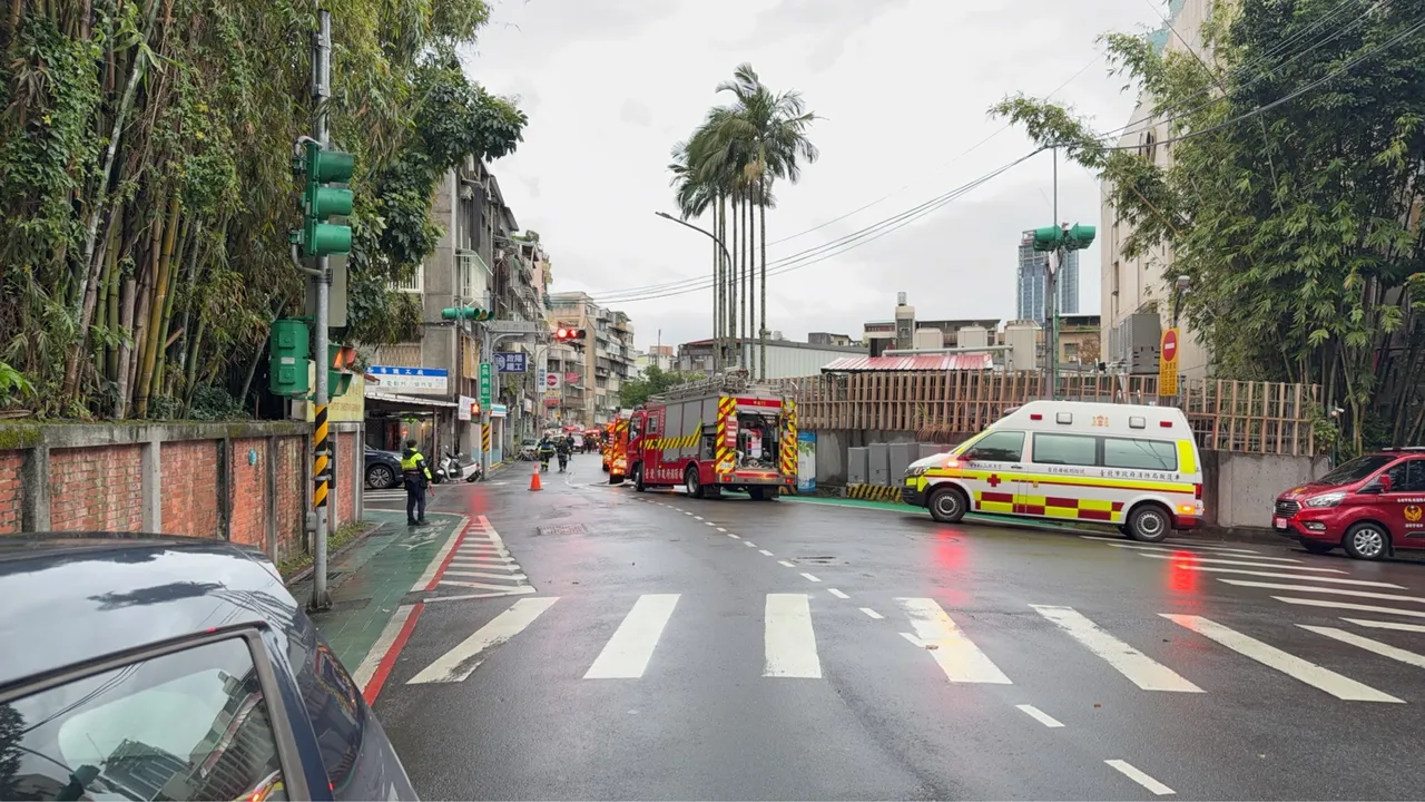 火勢於一小時內撲滅，公寓內1女無生命跡象、1男嗆傷救出送醫。翻攝畫面