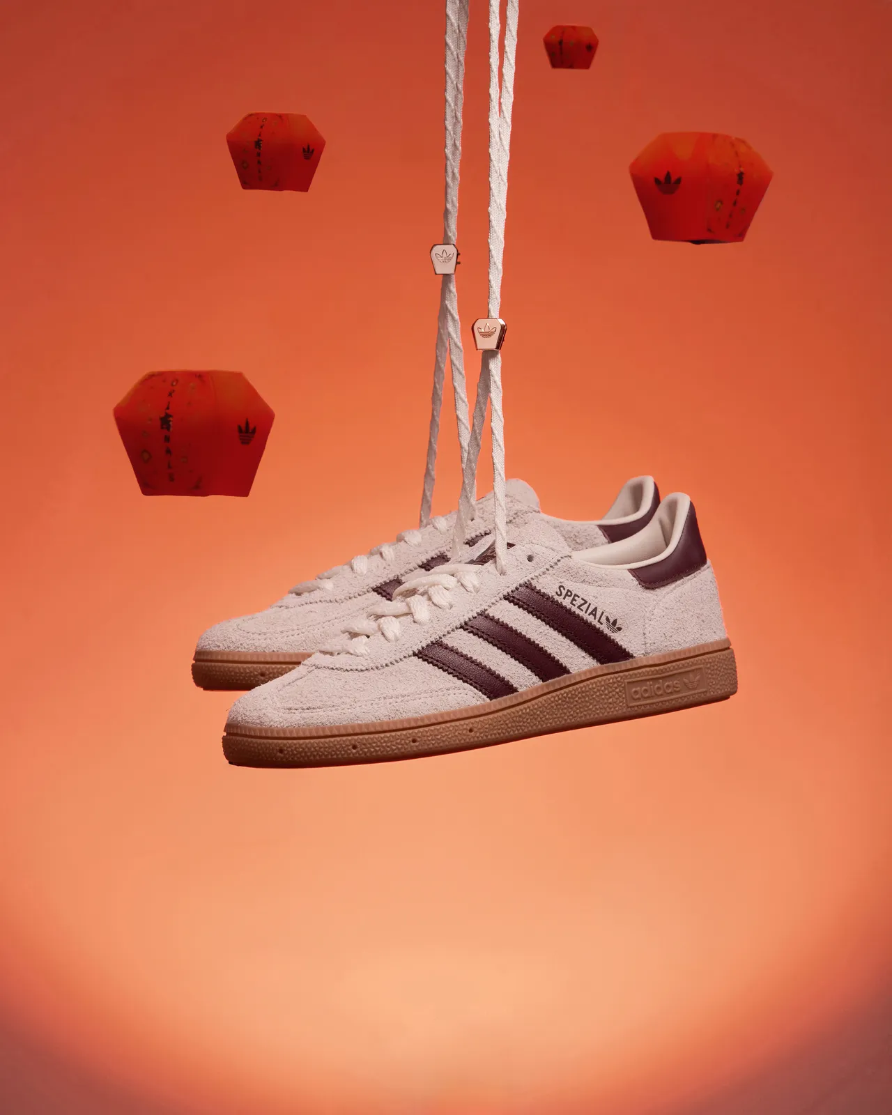 adidas Originals「ORI吉NALS 天燈系列」HANDBALL SPEZIAL，3890元。品牌提供