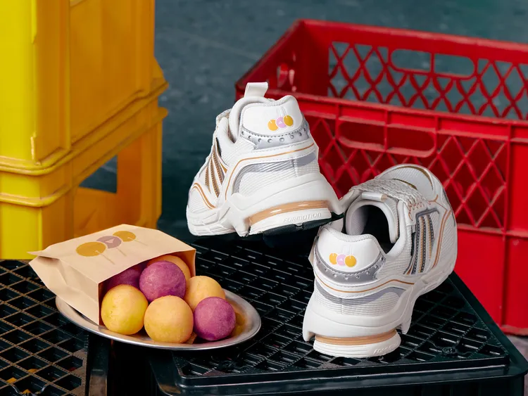 SPIRITAIN 2000 GORE-TEX跑鞋鞋後跟勾勒出金黃與紫紅相間的雙色地瓜球。品牌提供