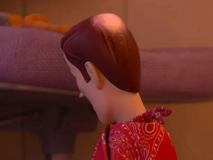 胡迪脫下帽子露出禿頭。翻攝Pixar