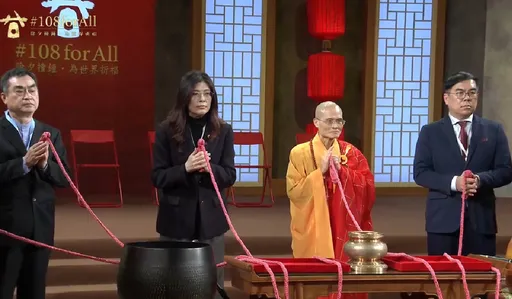 業障過深？鄭麗文除夕撞鐘紅繩兩度劇烈抖動　綠委：她自己最清楚