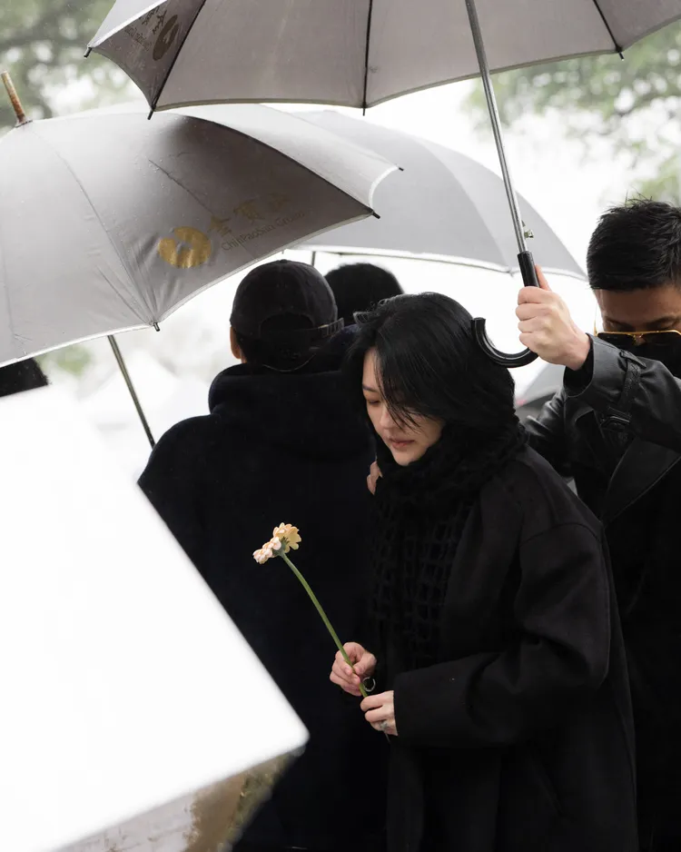 小S向大S雕像獻花。經紀公司提供