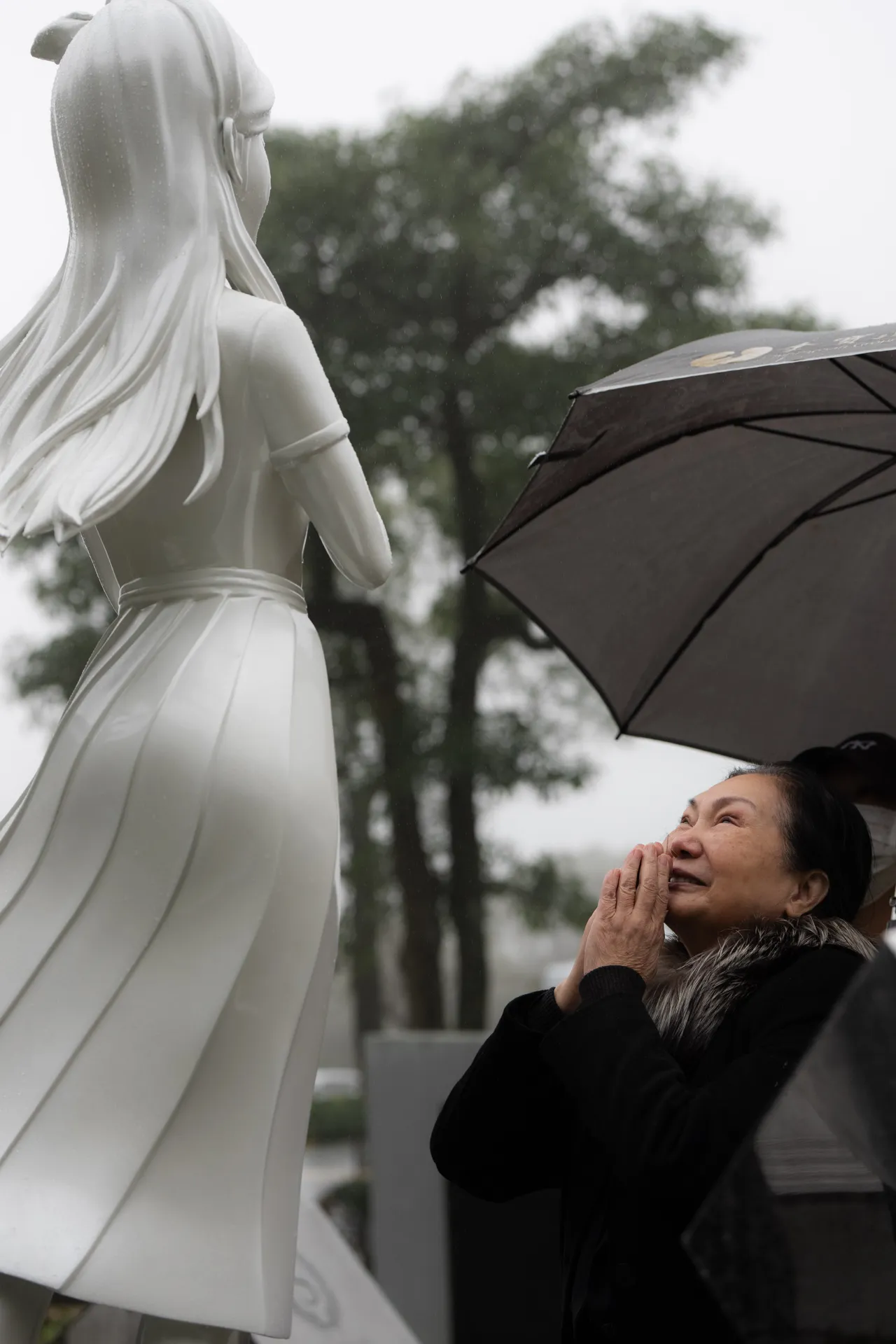 S媽看著大S雕像感慨萬分。經紀公司提供