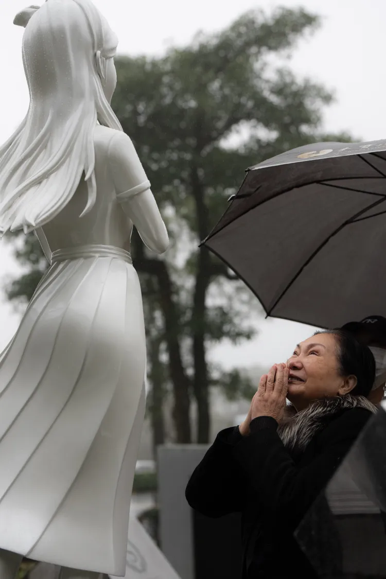 S媽看著大S雕像感慨萬分。經紀公司提供