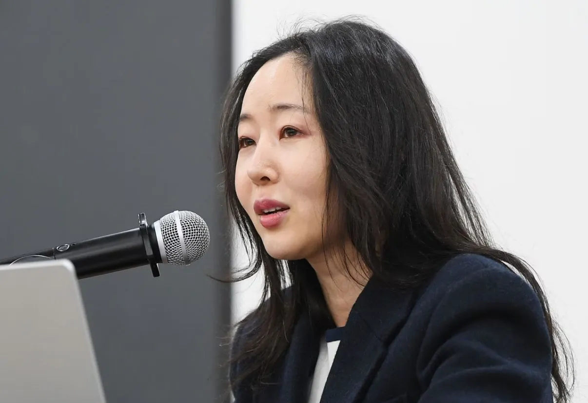 閔熙珍今現身6分鐘朗讀聲明。翻攝朝鮮日報