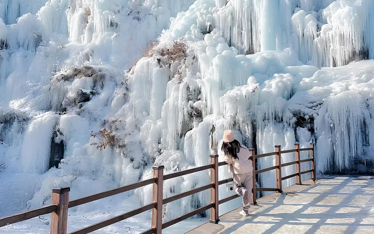 據Klook調查，旅客出國選購eSIM時最重視網路穩定度，圖為韓國Eobi冰谷一日遊。業者提供