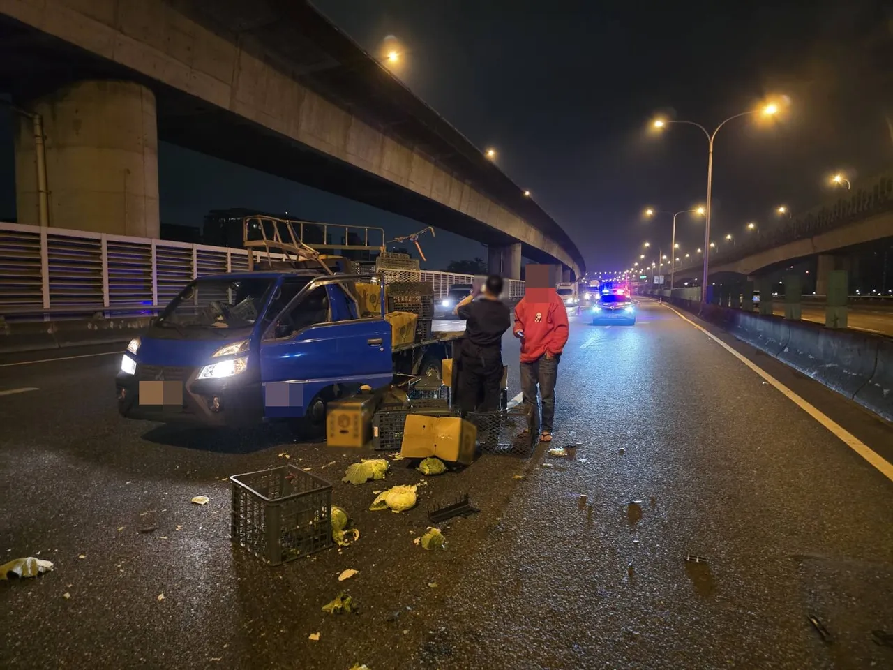 國道1號凌晨發生2貨車追撞事故。翻攝畫面