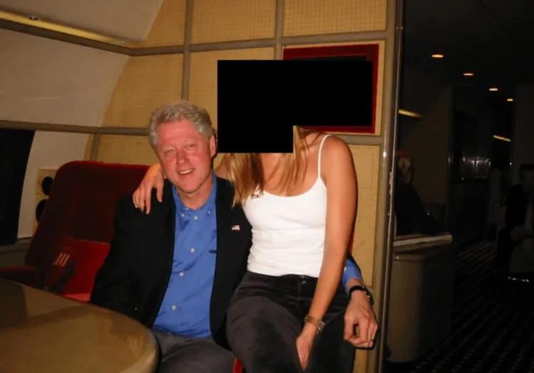 一名年輕女性與柯林頓緊密合坐。翻攝DepartmentofJustice 