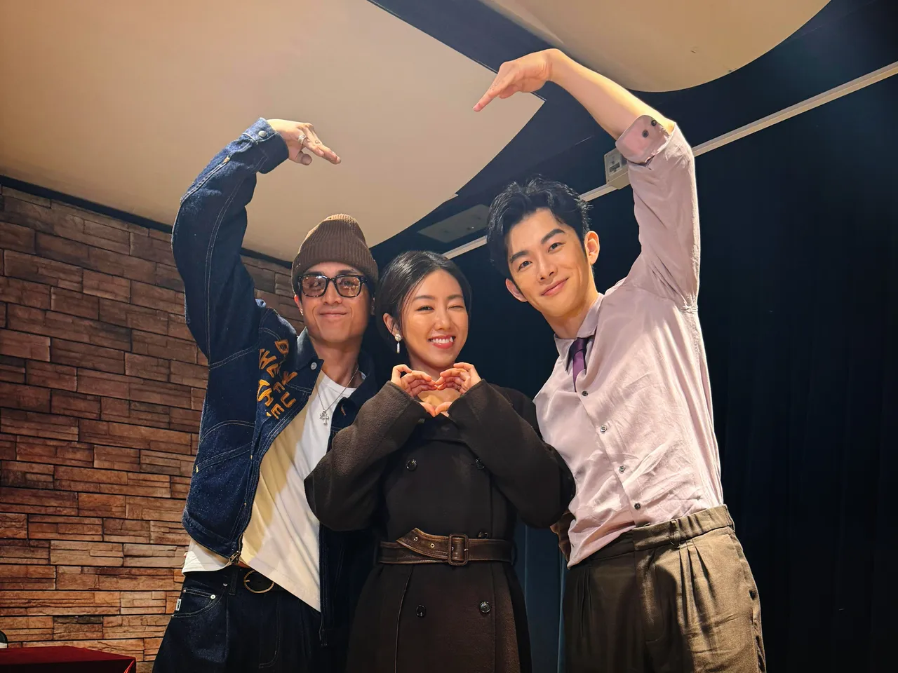 蕭子墨（右）赴澳門宣傳新片《幸運閣》，MIRROW的Anson（左）特別來探班。三和娛樂提供