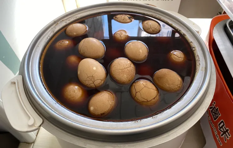 過去也有不少人使用電鍋外鍋料理，但最好選不銹鋼外鍋比較好。資料照