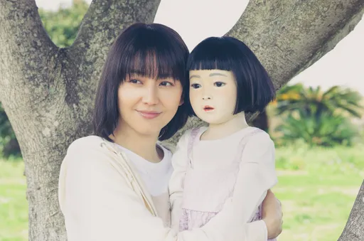 長澤雅美當媽視人偶為女兒！瀨戶康史帶「鬼娃娃」殯儀館宣傳嚇破膽