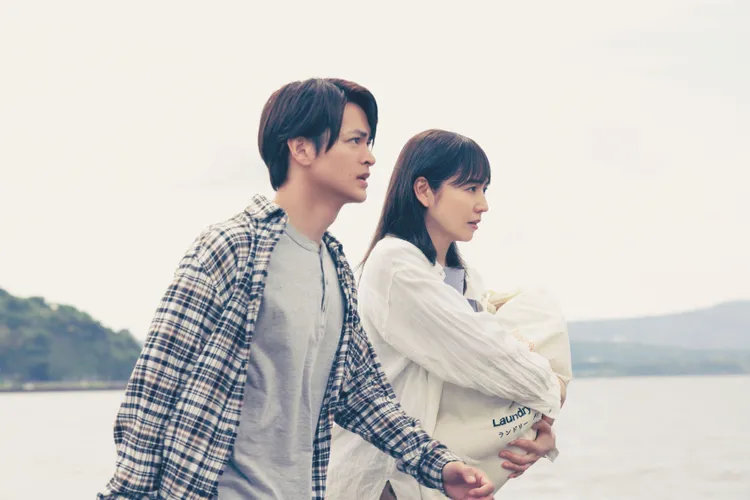 瀨戶康史（左）、長澤雅美多次合作，卻是首度演夫妻。華映娛樂提供