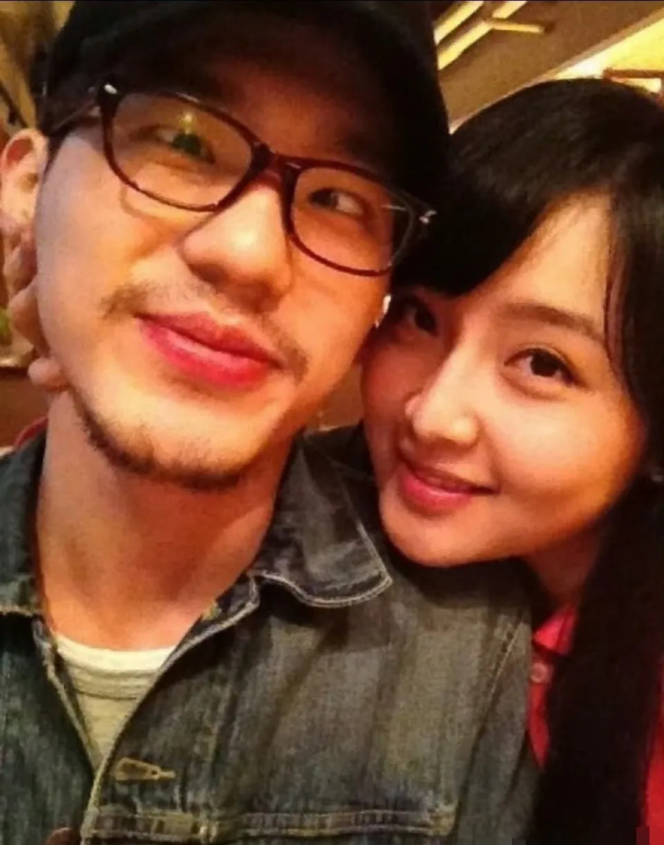 白宇做鬼臉與前任Sara親密靠頭。翻攝施映雪Sara小紅書