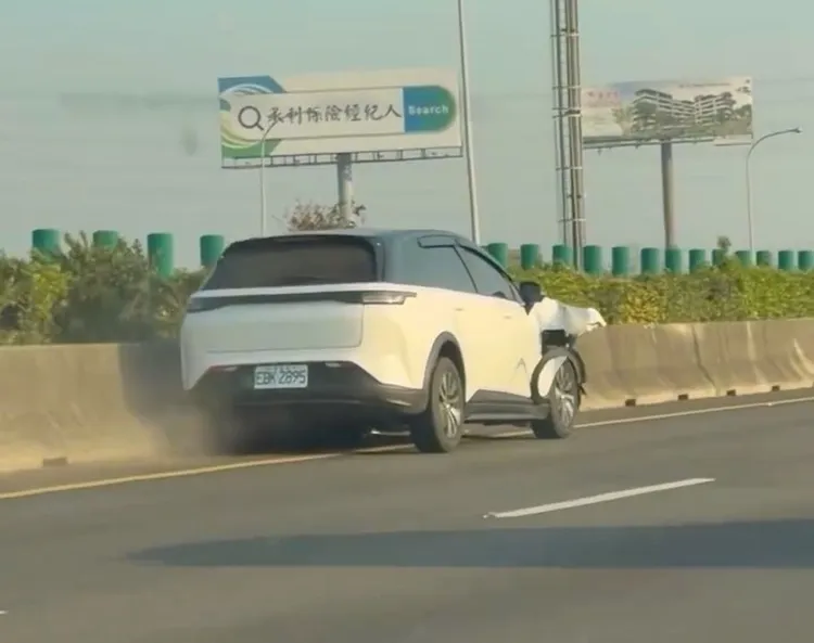 電動車車頭已撞毀仍不斷擦撞內側護欄，已警方攔才發現駕駛已半昏迷。翻攝Threads/gamera_corgi