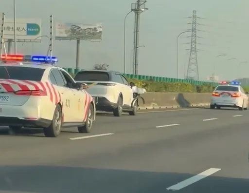 國道驚魂記！電動車沿路撞護欄遭2紅斑馬攔停　驚見駕駛半昏迷