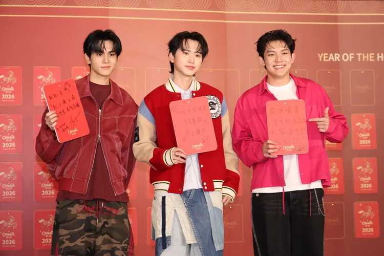 黃莑茗(中)今與團員出席開工記者會。莊宗達攝