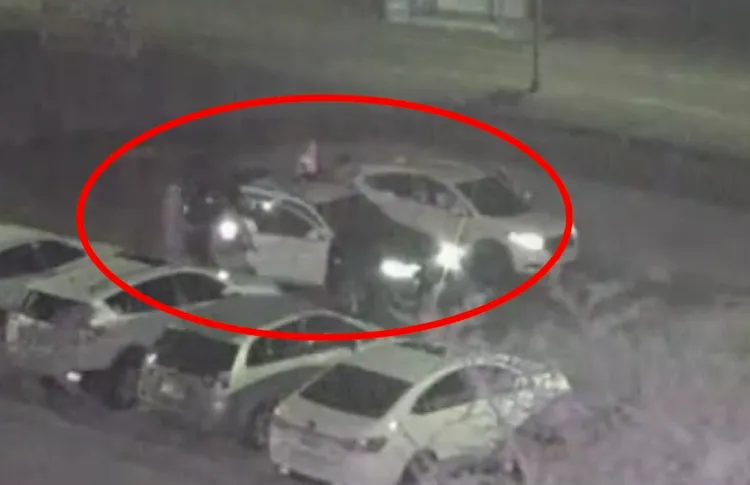 警車聞聲而至，陳男正撿拾施放完畢的煙火盒，人贓俱獲。翻攝畫面