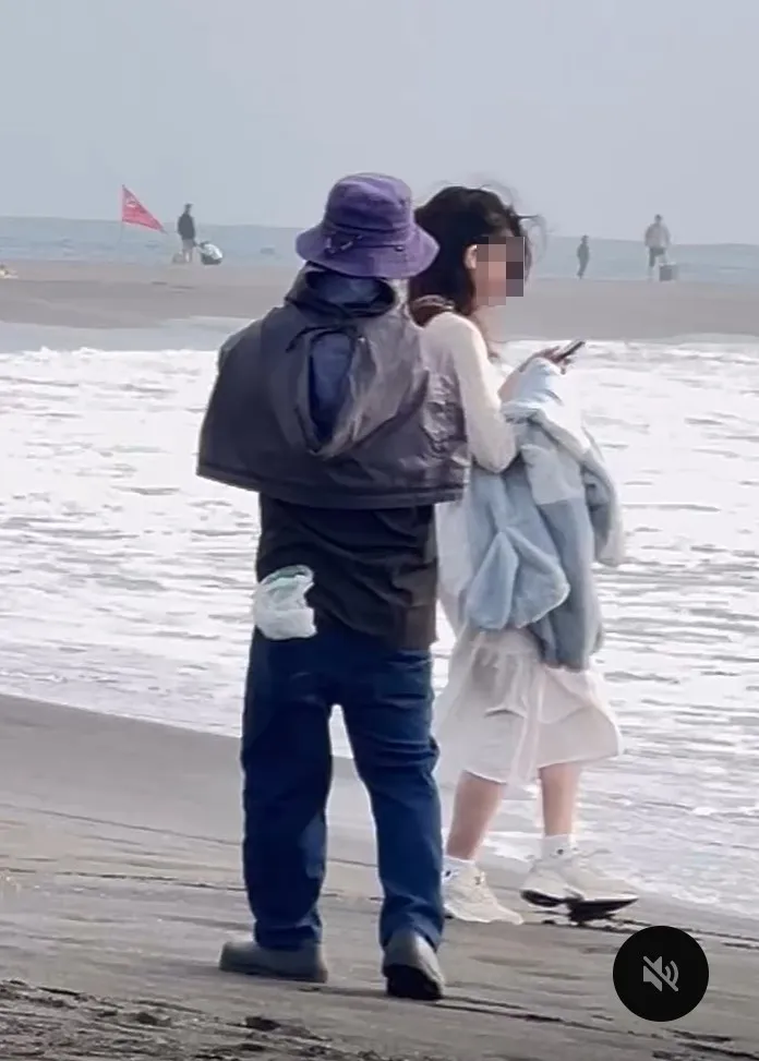 男子不斷貼近女遊客，讓女遊客非常噁心。翻攝threads