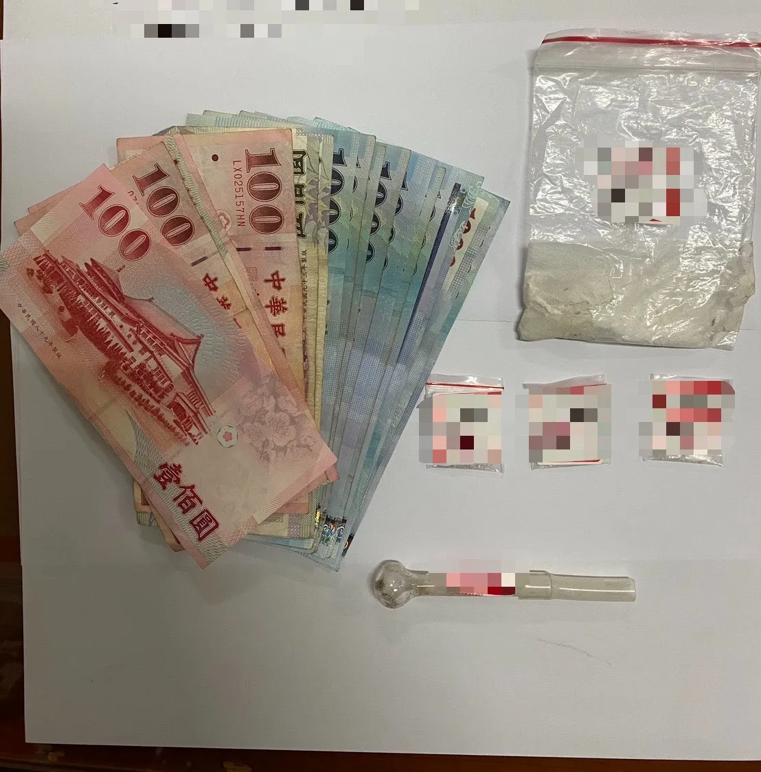 警方起出贓款與毒品。翻攝畫面