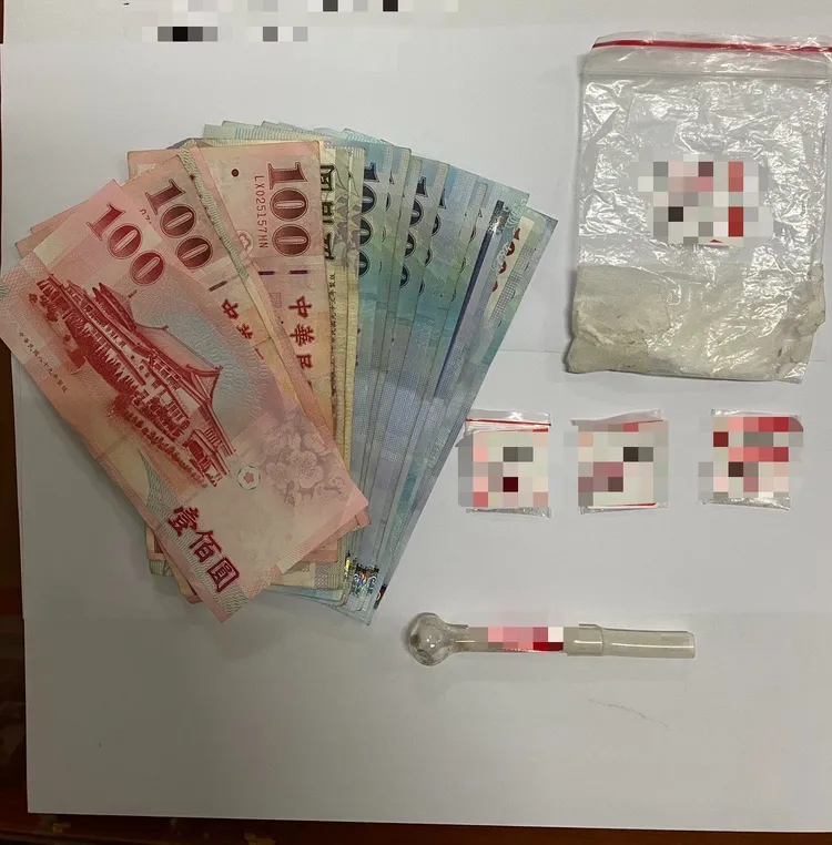 警方起出贓款與毒品。翻攝畫面