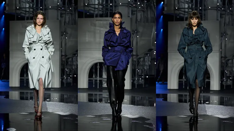 本季在經典風衣領口飾以精緻褶皺羅緞。品牌提供