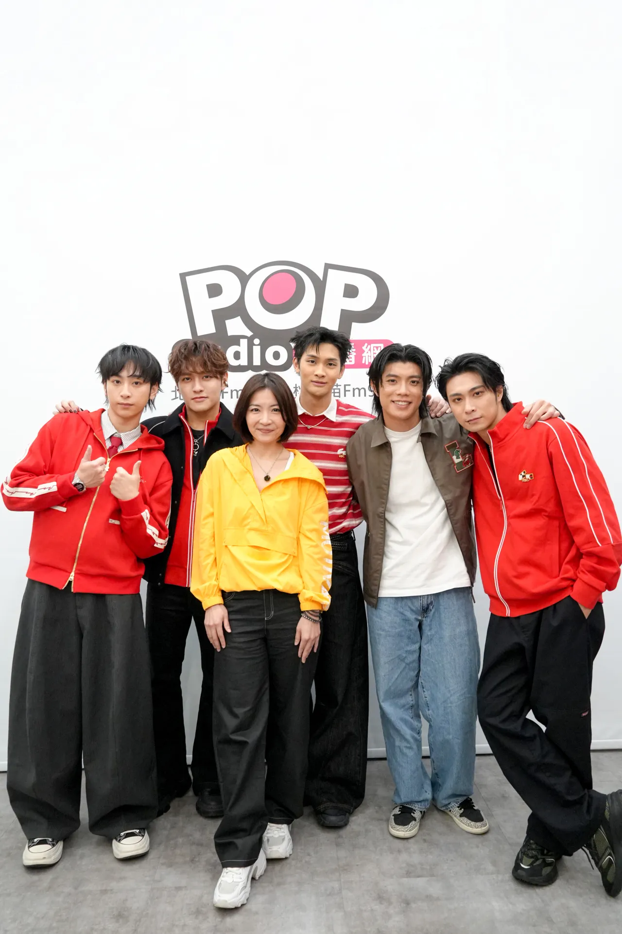 DJ Eva（左3）與FEniX初六空中陪粉絲開工。POP Radio提供