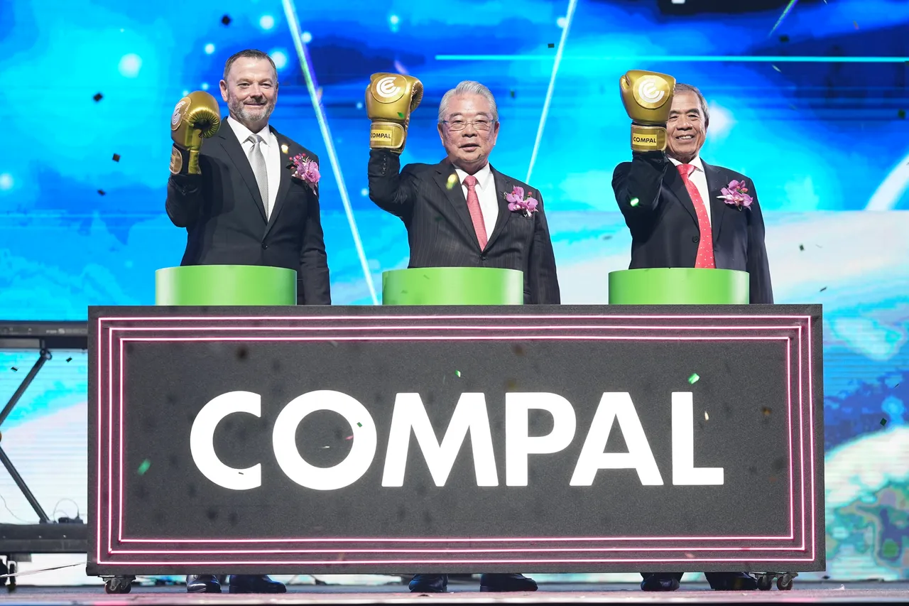 仁寶電腦董事長陳瑞聰（右）、金仁寶集團總裁許勝雄（中）、總經理Anthony Peter Bonadero（左）。彭欣偉攝