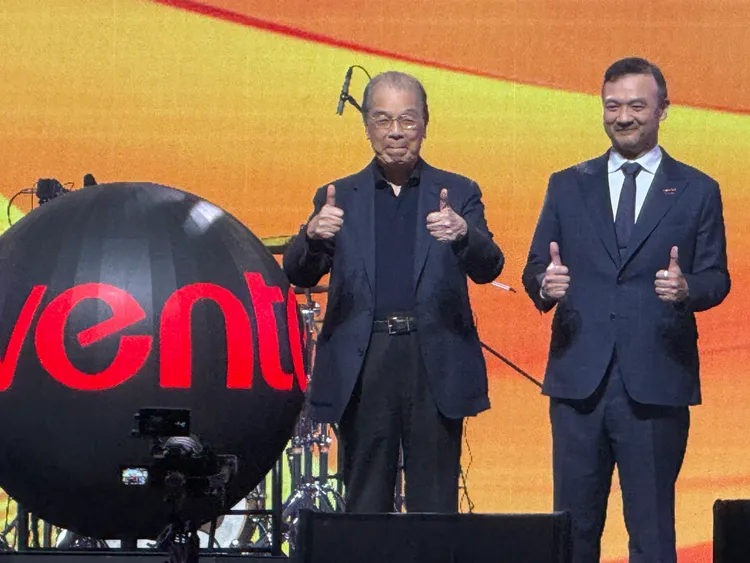 英業達集團會長葉國一（左）、董事長葉力誠（右）。呂承哲攝