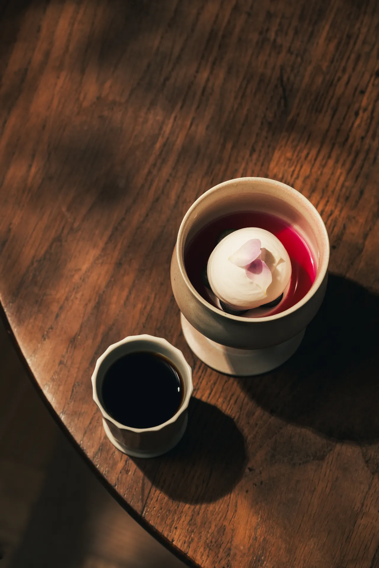 BEMO 團隊精選來自台灣阿里山與巴拿馬等高海拔產區的競賽等級藝伎豆款，透過多重萃取技術與精準溫控曲線，展現藝伎咖啡細膩、透明且層次豐富的風味輪廓。業者提供