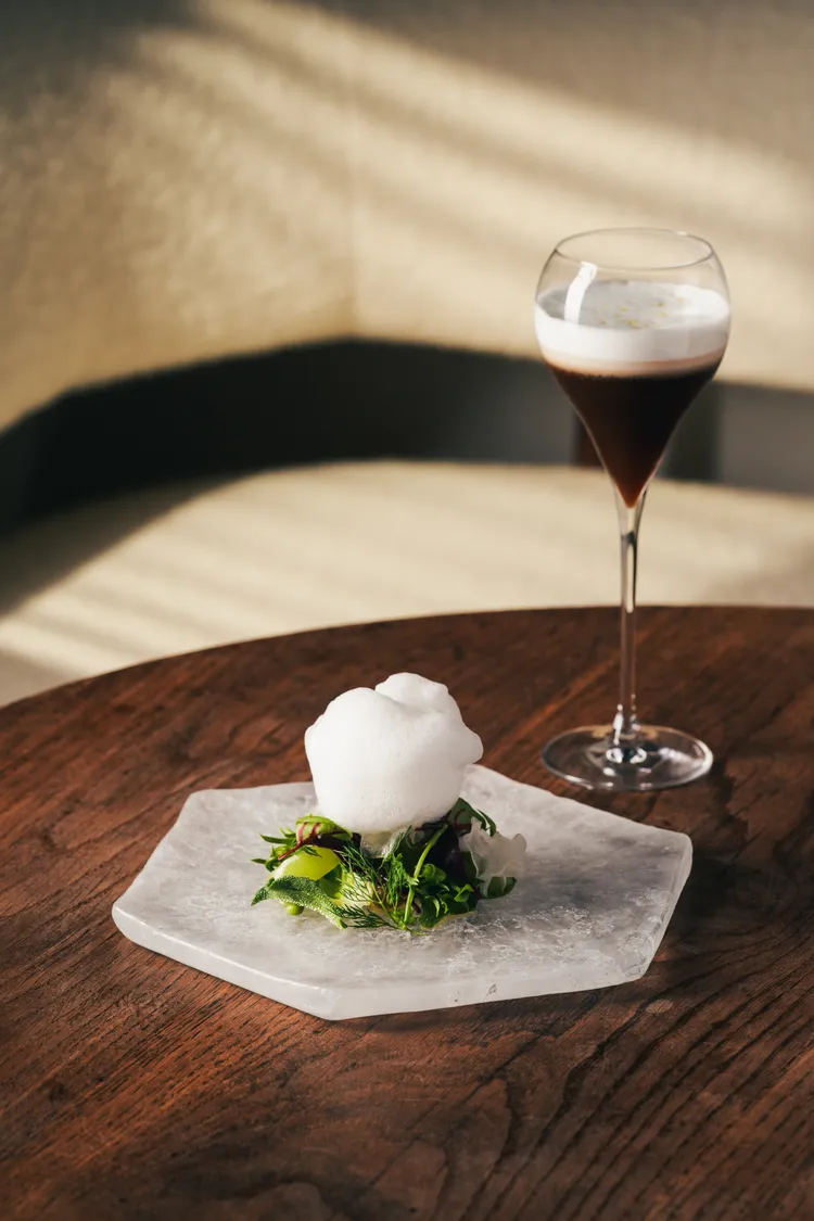 加藤峰子運用當代素食甜點語彙，構築出兼具味覺輕盈、嗅覺層次與視覺留白的作品。業者提供