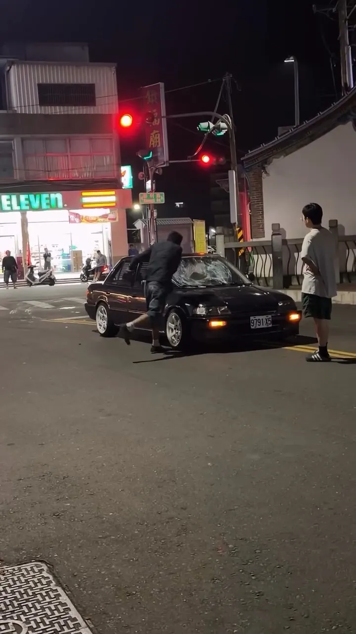 程男把前擋風玻璃砸出一個大洞。翻攝Threads/_smayy._