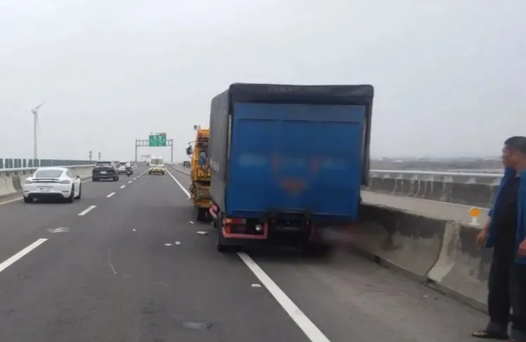 肇事的白色轎車逃離現場，警方正調閱監視器畫面查緝中。民眾提供