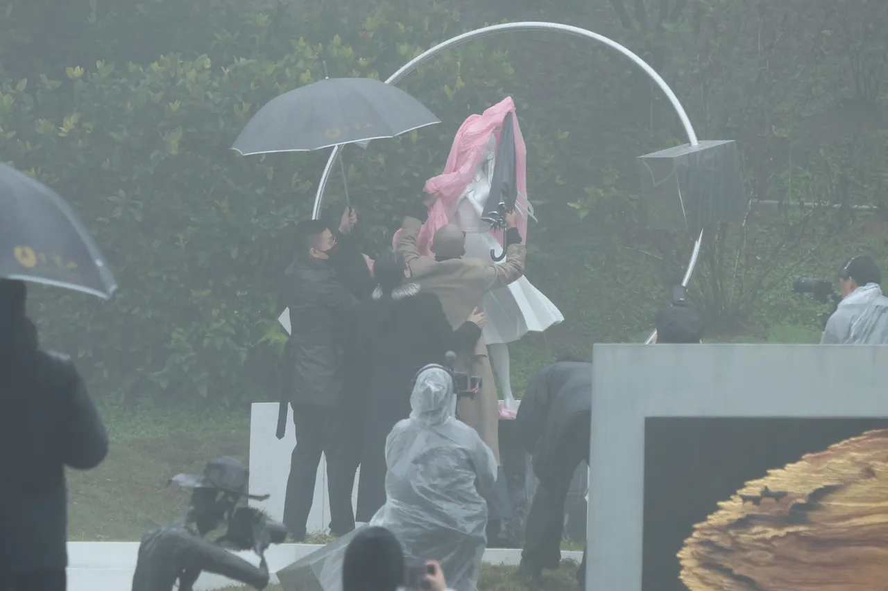 具俊曄幫忙揭開布幕。特勤中心攝