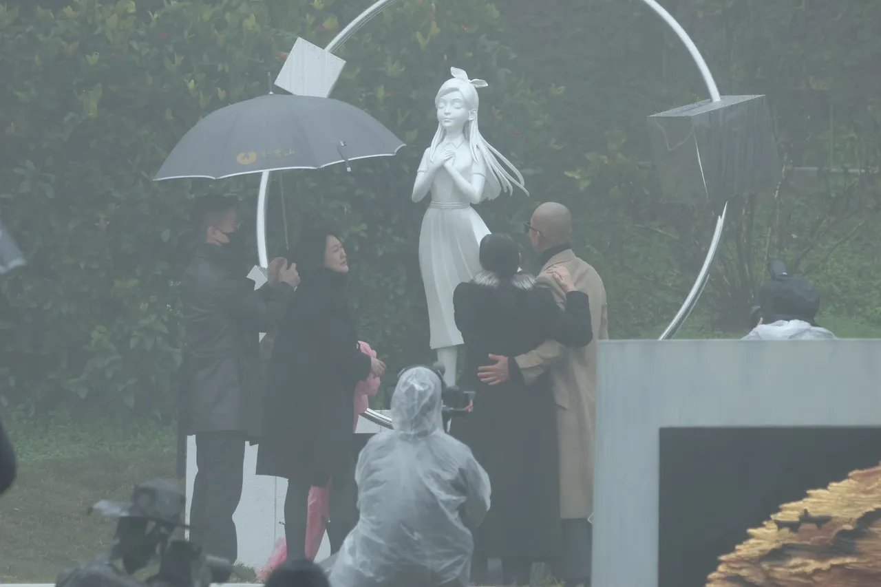 S媽依偎具俊曄、小S哭了。特勤中心攝