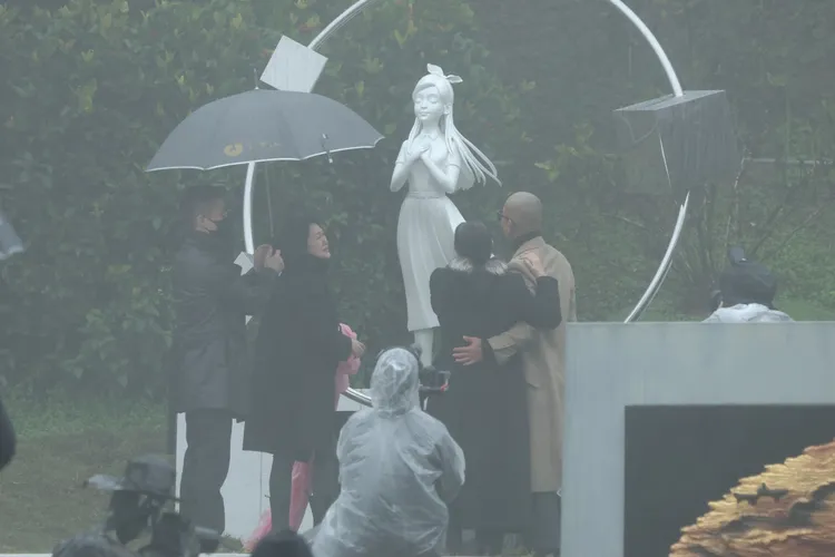 S媽依偎具俊曄、小S哭了。特勤中心攝