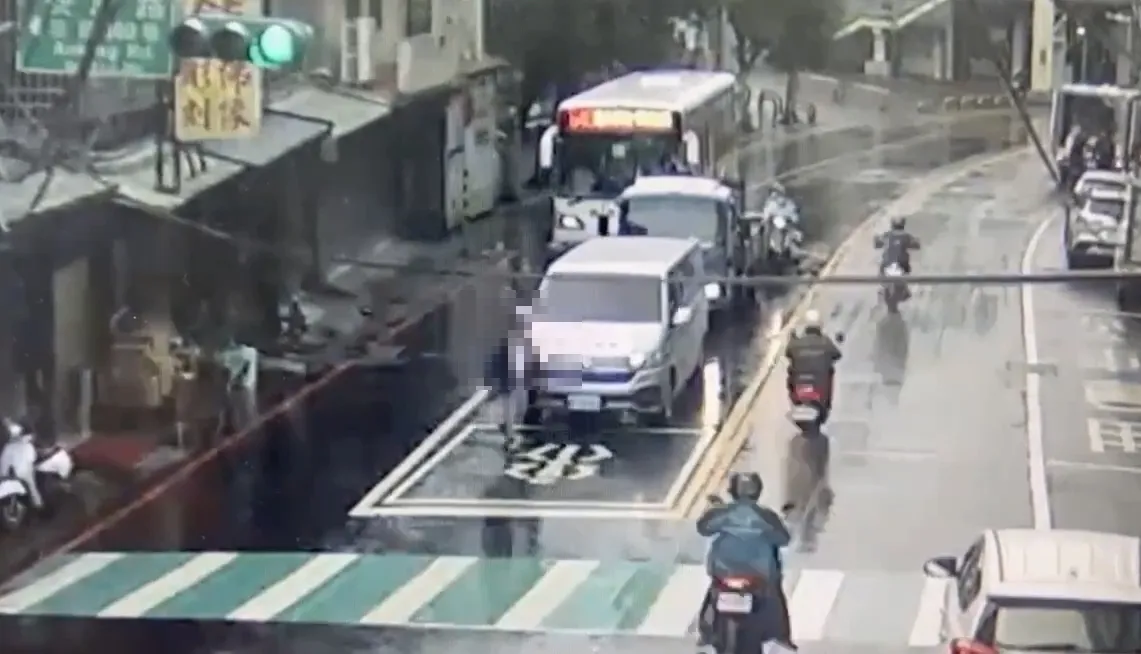 新店路人遭捲復康巴士車底輾斃　驚悚畫面曝光！無生命跡象送醫不治