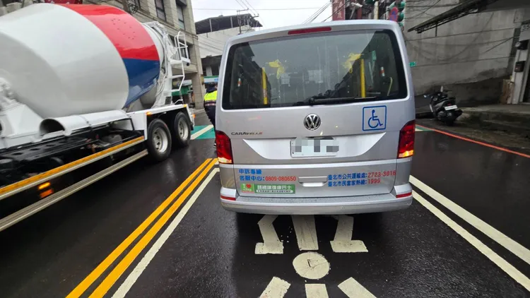 肇事的復康巴士。翻攝畫面