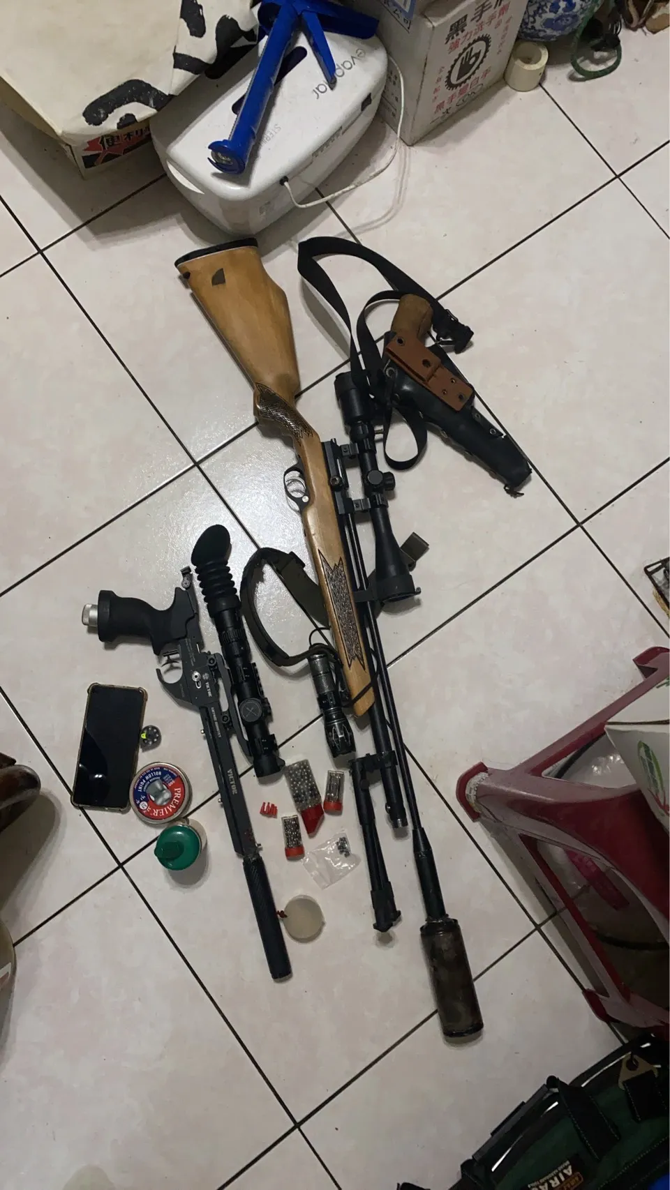 警方查獲黃男改造的槍械。翻攝畫面