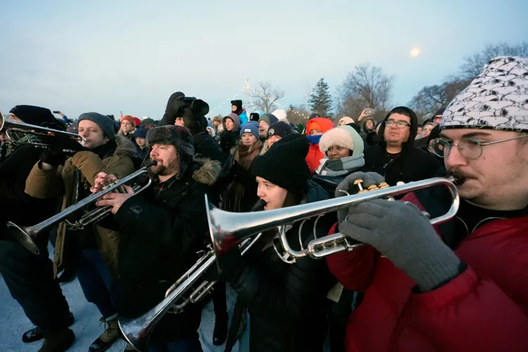 明尼蘇達州民眾以吹喇叭抗議ICE強力執法。美聯社