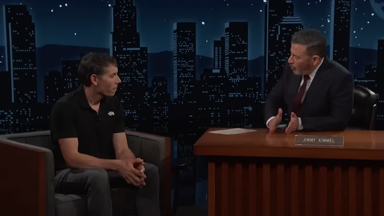 攀岩大神霍諾德登上熱門脫口秀《吉米夜現場》分享獨攀101挑戰內幕。翻攝《吉米夜現場》YT