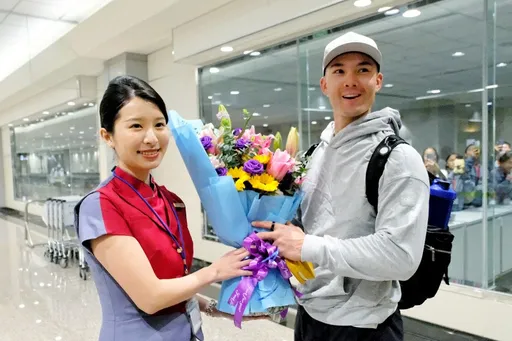 殷仔費仔相見歡　費柴德喜見陳偉殷　直呼「酷」！