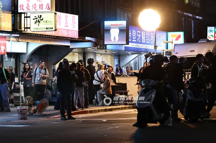 《老子》劇組在「香港欽豪燒臘店」取景拍攝，現場臨演眾多。特勤中心攝